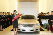 【画像】レクサスで車買うと納車式でこんなことされるぞ
