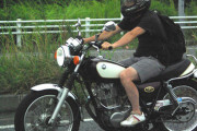 半袖でバイクに乗ってる人達いるでしょ？