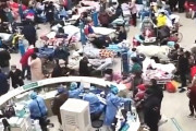 【動画】中国、上海ではついに大病院のロビーまで患者のベッドでいっぱいに…
