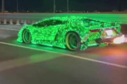 違法改造のド派手な電飾で火を噴く「ランボルギーニ」を不正に車検通させたか、6人の男を逮捕　6/27