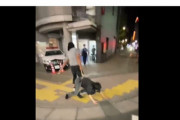 外国人「まるでゲームみたいだ…」歌舞伎町で交番まで引きずられて行く男性