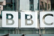 【イギリス】政府、BBC受信料の2年間凍結を下院で発表