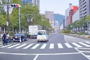 ダスキン？信号無視で子供をひきかけた軽バンにひやっとするドラレコ。