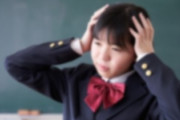 中学生の娘がアホ過ぎて　テストで5教科220点　愛嬌あればいいのだけども、根暗の中2病　愛嬌良いアホか、成績の良い中2病くらいにはなって欲しいのですが・・・