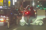 【名古屋走り】タクシーに何度も体当たりする宅配バイク　これはヤバイだろ…
