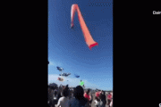 【動画】　台湾の凧揚げ大会で事故発生、女児が空を飛ぶ・・・