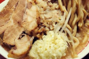 【悲報】豚の餌を食いに来た豚、「豚が座るとイスが壊れる」という理由で追い出される