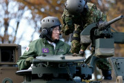 【画像】岸田首相さん、戦車に乗って遊ぶｗｗｗｗｗｗｗｗｗｗｗｗｗｗ