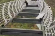 中国で吊り橋のガラス床が落下し100mの高さに観光客が一人で取り残される