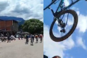 【動画】自転車ロードレースで重大事故。ゴール前スプリントをバイクが横切ってしまう。