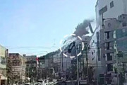 【動画】タクシーが大型スーパー5階駐車場の壁を突き破って信号待ちの車の上に転落（釜山）