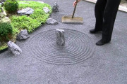 海外「人生の目標：禅の庭を手に入れる」外国人が石庭の手入れをするASMR動画が話題に（海外の反応）
