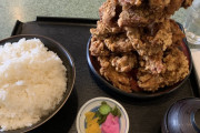 定食屋「お待たせしました、唐揚げエベレスト定食です」ｽｯ