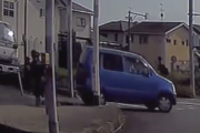 【動画】小学生が大量に歩く歩道を爆走する軽自動車が撮影される