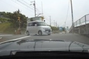 どちらが譲るべき？鎌倉の変な道で詰まってしまうドラレコ動画。