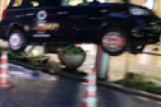 【動画】 どうしてこうなった・・ 六本木ヒルズでタクシーが宙に浮かぶ衝撃事故 「現代アートのようだ」と騒然