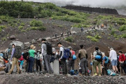 【観光公害】富士山でオーバーツーリズム対策！通行料２０００円！“ごみ散乱、サンダル履き・・”問題は多い