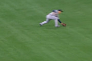 【悲報】吉田正尚さん、スライディングキャッチを連発して守備指標が下がる