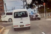 【動画】 自転車女性が一時停止無視で交差点に突っ込み乗用車と衝突、フロントガラスを割る