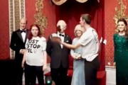 海外「やりたい放題。環境活動家ジャストストップオイルが英国王の蝋人形の顔面にパイ投げ」