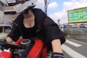 【東京】クラッチ操作が怪しいバイク女子、低速走行で転倒してしまう。
