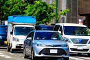 青信号になっても動かない車にクラクションするのダメなの？
