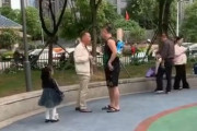 【動画】中国のおじさん、幼女が泣いてる前で大喧嘩してしまう・・・