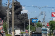 高級外車販売店で爆発・黒煙　エアコン室外機が爆発か
