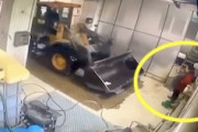 【衝撃】重機の正面に立っていた女性が足を破壊されてしまう事故。