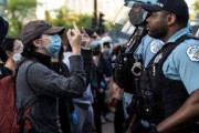 【悲報】黒人差別抗議デモの参加者、黒人警官に中指を立ててしまう・・・
