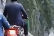 【玉ヒュン】海外の日常？断崖絶壁をバイクで走る衝撃映像…「これって道なのか…？」「絶対に無理…」＝海外の反応