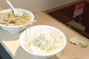 二郎系ラーメン店主さん、野菜マシマシを残されてブチギレｗｗｗ