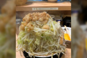 【悲報】二郎系ラーメン「豚山」で騒いでた女、投稿削除後、青バッジ付けて謝罪をするもめっちゃ煽りまくるｗｗｗ