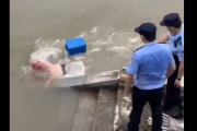 【動画】川に溺れた中国のおじさん、警察の懸命の救助の甲斐なく流されてしまう