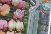 【悲報】クソガキ、人がやってるクレーンゲームのボタンを勝手に押してしまう