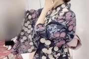 【乃木坂46】自撮りしてるところを動画で激写される梅澤美波さんwww 反応がクッソ可愛いすぎるwwwwww