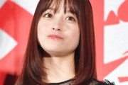 【画像】橋本環奈さん、急に谷間を見せてくれるファンサービス