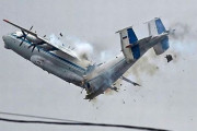 ロシア軍の大型輸送機「アントノフ An-22」が空中でポッキリ！