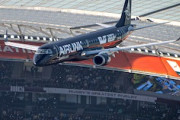 【動画】低すぎ。DHLスタジアムの上空を旅客機が超低空飛行。