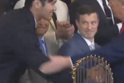 【画像】大谷翔平さん、よりによってこんな時期にトランプにヘコヘコする姿を撮られるｗｗｗｗｗ