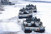 韓国陸軍第12師団のK1戦車部隊が凍結した川での冬季トレーニングを実施！