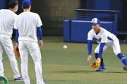 中日・岡林勇希が内野守備練習　早出で荒木コーチから指導