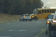 スクールバス最強。急いで追い越ししようとした車がスクールバスと衝突。海外の反応