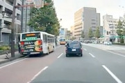 【動画】熊本で撮影された市バスとノールック高校生の交通事故ドラレコ。