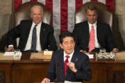 【悲報】バイデン米大統領、2015年の安倍さん演説のカンペを後ろから見て爆笑←これが次期米国大統領