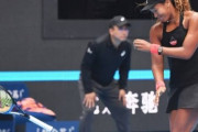 【悲報】大坂なおみさん、苦手なクレイコートでミス連発　ラケットを破壊してしまう