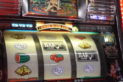 朝イチ抽選1番でSBJ777打とうと座ったら店員がすっ飛んでき「そこには座らないでください」といわれたがその後見た目ヤクザが座ってすぐST777入れてたんだが→ジャイロさん「その頃入場抽選の店あった？嘘をついてる味がする」