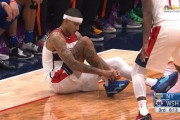 【NBA】クズマがプレイ中にのんびり座って靴紐を結んでる…