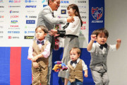 長友佑都、会見に妻・平愛梨と息子3人登場 「W杯に出演、あ、出演じゃないや（笑い）、出場おめでとうございます」