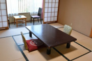 旅館「和室の窓際に椅子と机置いた謎のスペース作ったろwこれはウケるやろなぁww」